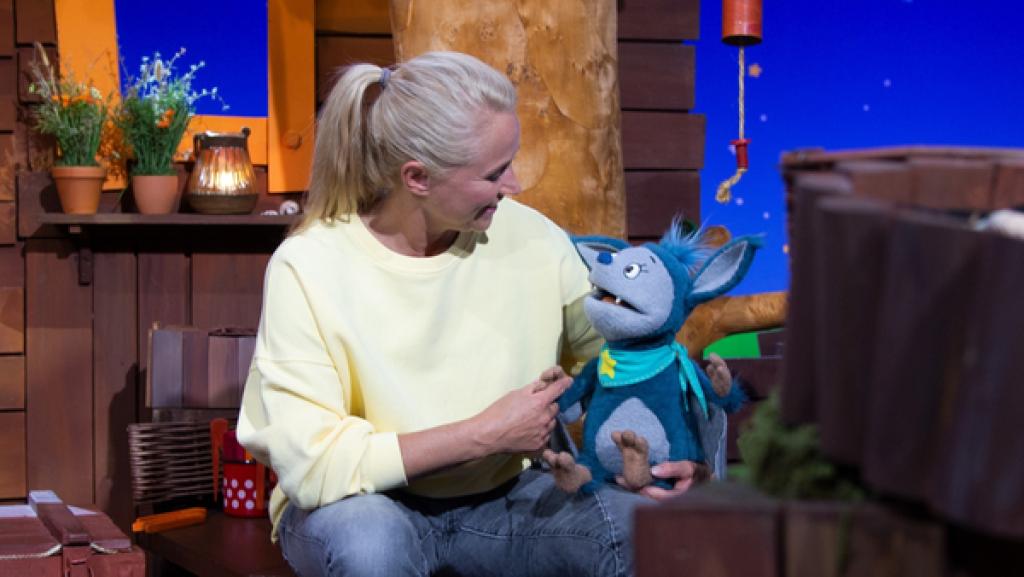 Fidi ist besonders gut gelaunt und möchte gerne Hampel- und Flitzflatterquatsch machen.