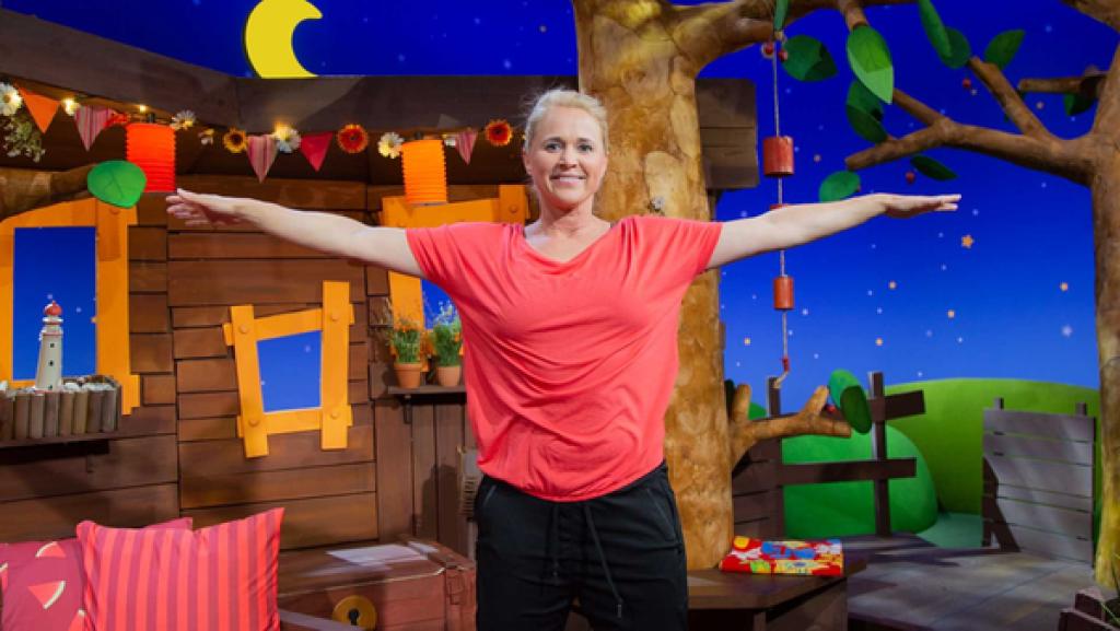 Singa zeigt, wie man am besten den Hampelmann macht.