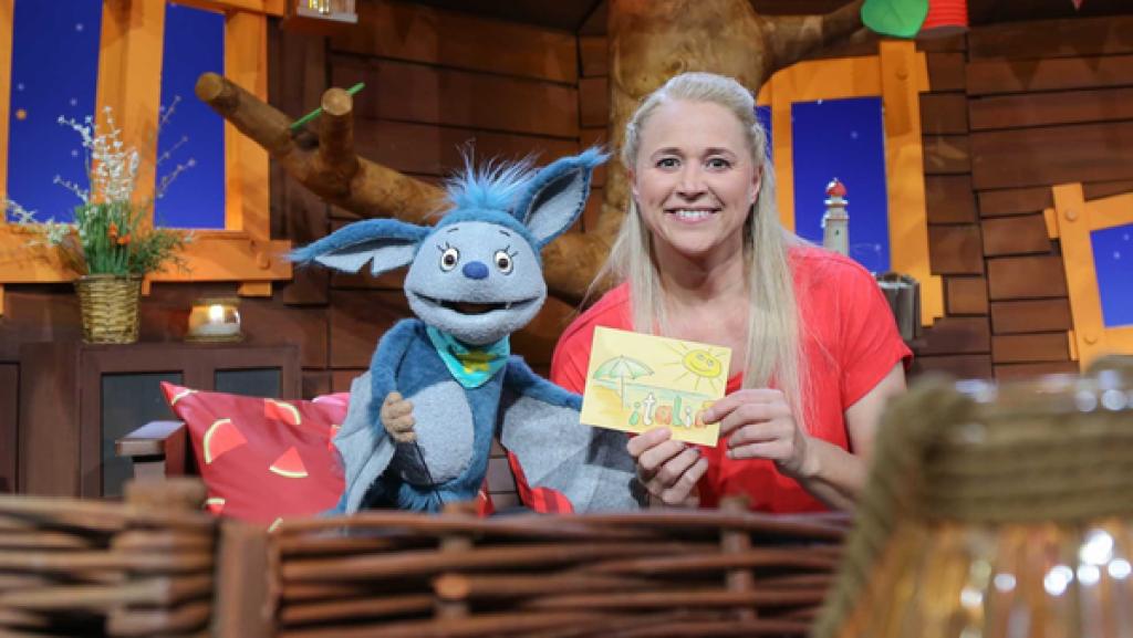 Singa bekommt eine Postkarte zugeschickt. Fidi findet sie fiditionell schön.