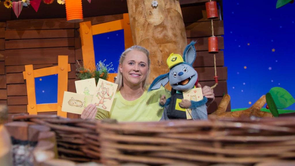 Fidi ist Postbotin. Sie will ihre Freunde im Wald mit Postkarten überraschen.