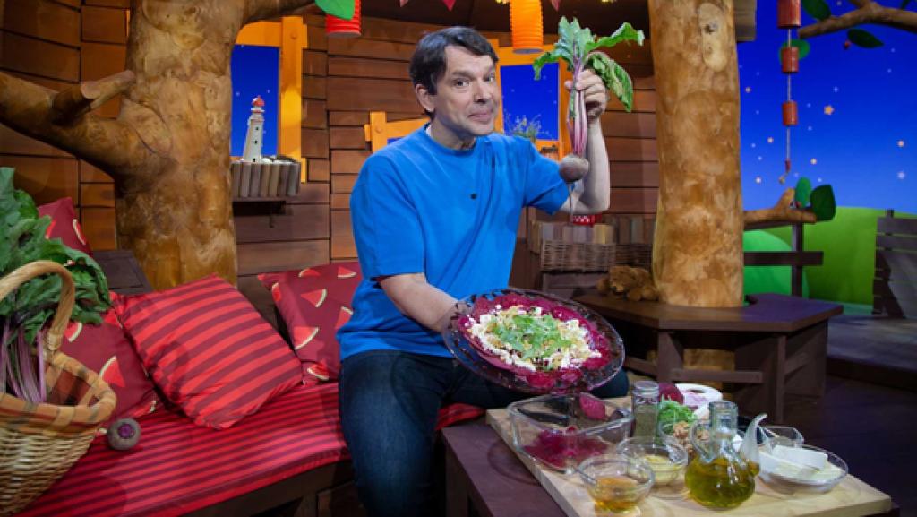 Juri hat in seinem Garten ein merkwürdiges Dings geerntet. Es ist rund wie eine Kugel, aber ein Radieschen ist es nicht.