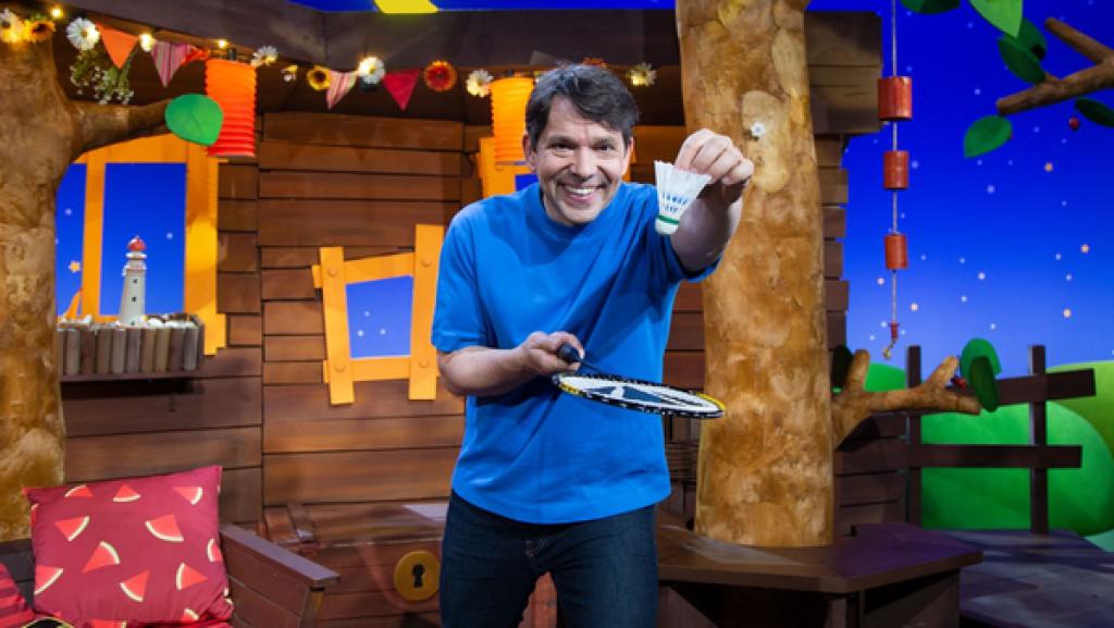 Juri plant beim Picknick ein Federballturnier.