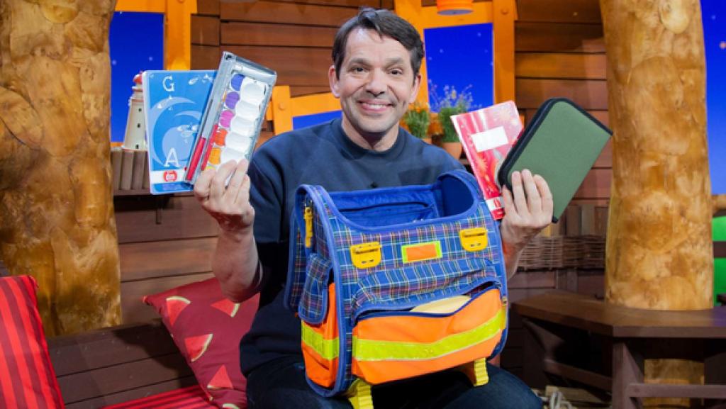 Juri zeigt, was alles in einem Schulranzen drin ist.