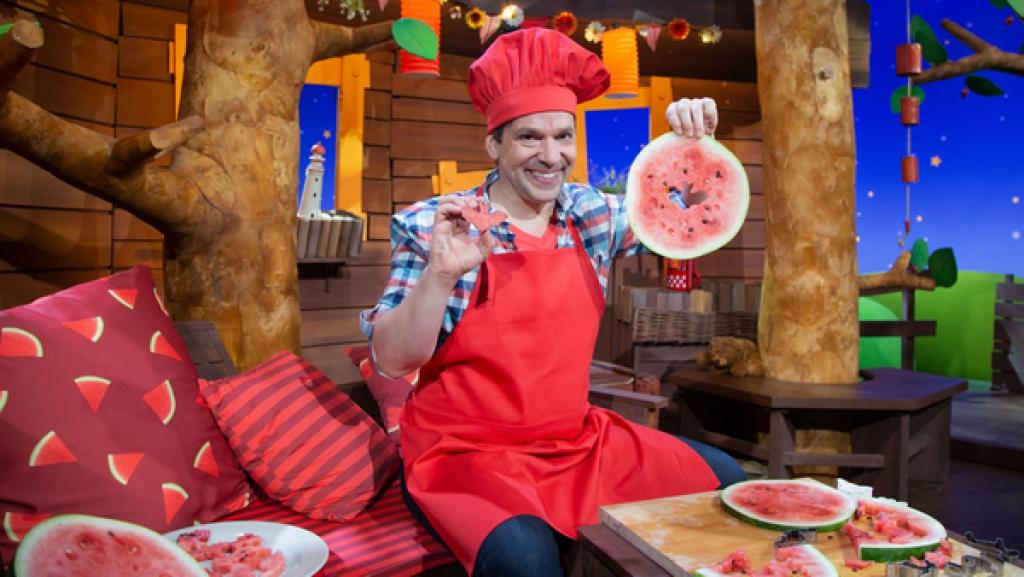 Juri bereitet Melonen-Snacks vor.