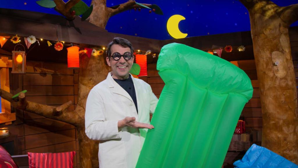 Professor Juri erklärt die Luftmatratze.