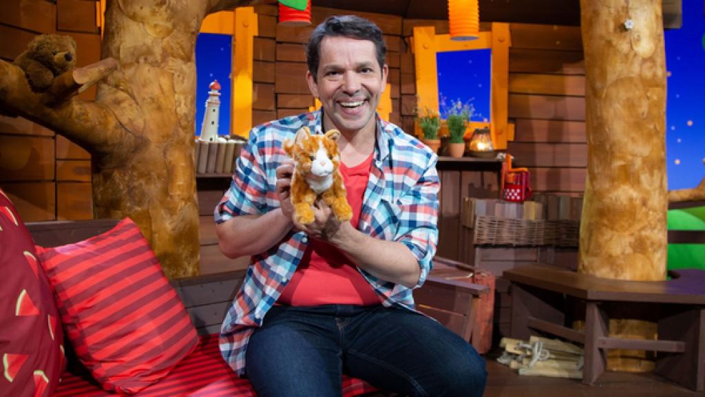 Juri versucht katzisch zu sprechen.