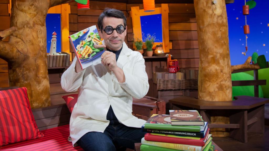 Professor Juri erklärt den Bücherwurm.