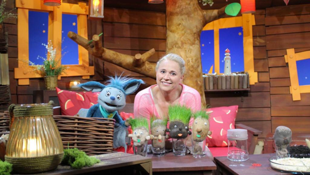 Singa macht einen Graskopf mit einer alten Strumpfhose und Blumenerde.