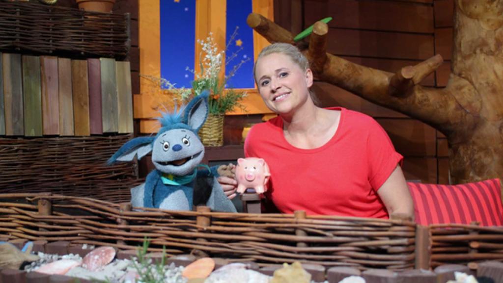 Singa hat ein besonderes Tier mitgebracht: ihr Sparschwein.