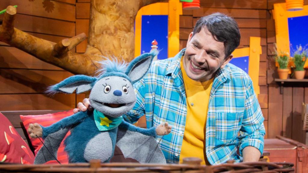 Juri ist am Abend bei einem Spaziergang aufgefallen, dass sein Schatten länger wurde.