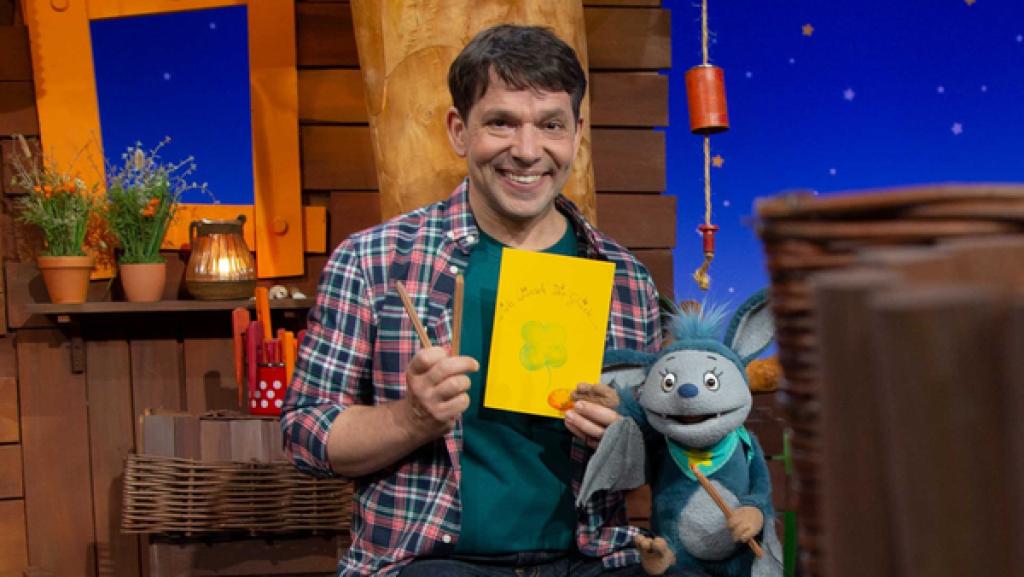 Juri hat Fidi erklärt, wieso beim Ü so kleine Pünktchen über dem Buchstaben sitzen, und diese Ü-Pünktchen gefallen Fidi so gut, dass sie probiert, alle Worte mit Ü zu sprechen.