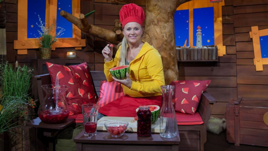 Singa liebt Bowle und besonders die saftigen Fruchtstücke darin.