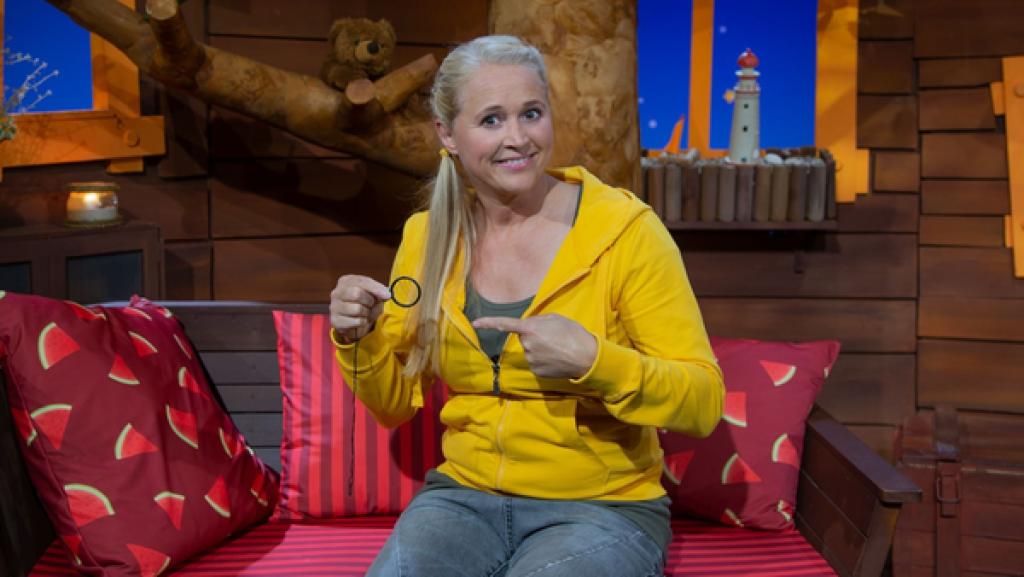 Singa hat auf dem Trödelmarkt eine ganz alte sonderbare Sache gefunden. Es sieht aus wie eine Brille, aber nur für ein Auge.