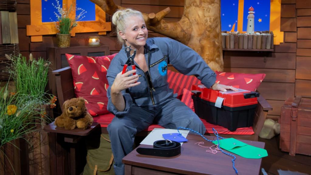 Singa ist sehr beschäftigt, sie stanzt Löcher aus.