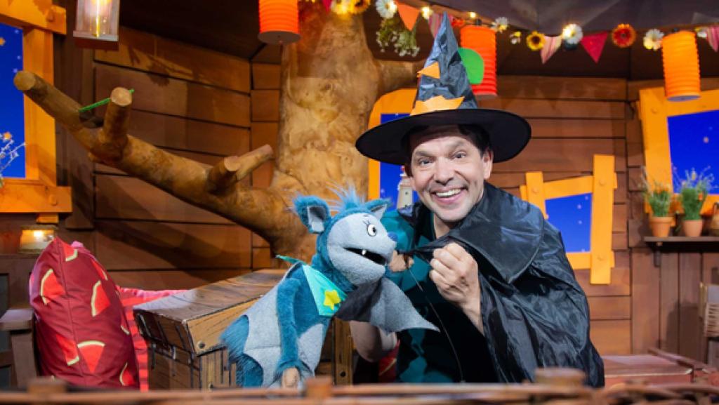 Juri hat wieder mal die Verkleidungskiste dabei, und Fidi freut sich schon darauf, sich morgen wieder mit ihm zu verkleiden.