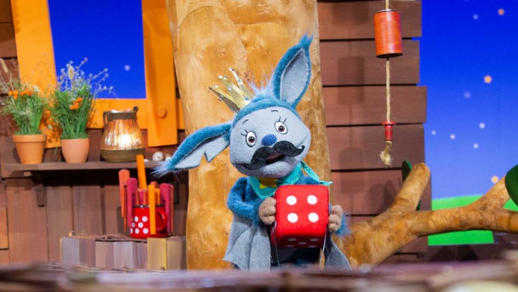 Schau, welch lustige Idee Fidi und Juri haben: Sie würfeln die einzelnen Sachen aus der Kiste aus und verkleiden sich dann damit.