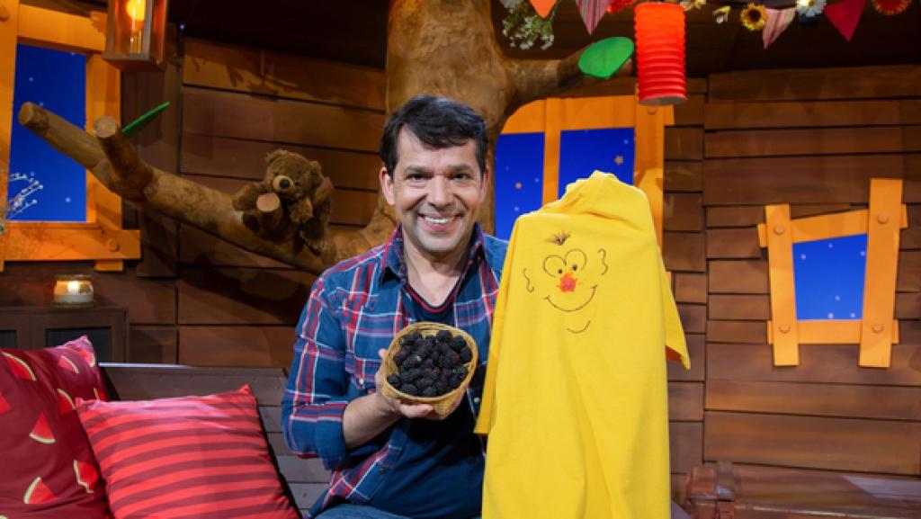 Oh nein, ein lila Fleck aus Brombeersaft auf dem T-Shirt. Aber mit einem Stoffmalstift macht Juri aus dem Fleck etwas ganz Besonderes.