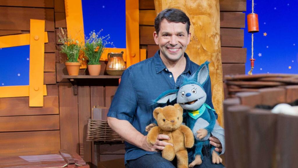 Juris alter Teddy hat ein Problem: Aus seinem Rücken quillt die Füllung heraus.