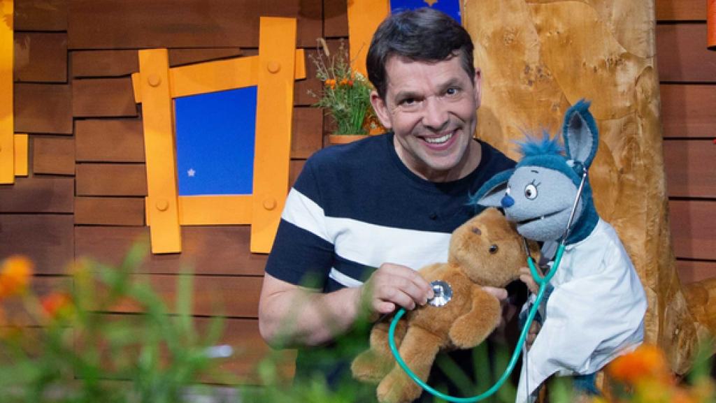 Frau Doktor Fidi untersucht den Teddy und hört ihn ab.