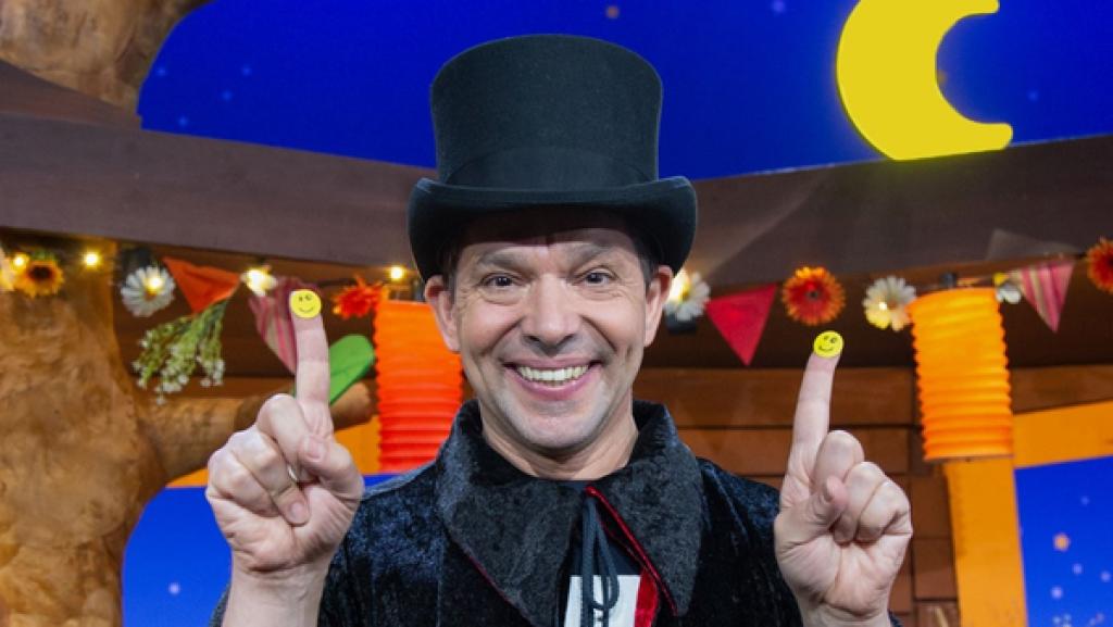 Schau, welchen Zaubertrick Juri  vorführt, und schau genau hin, wie Juri es macht. Kannst du das auch?