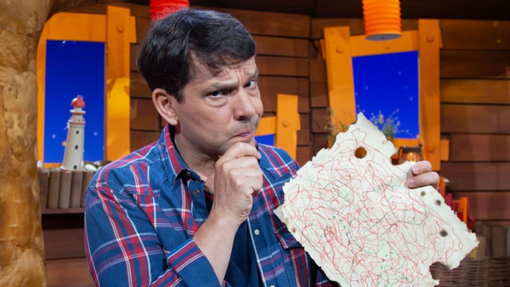 Juri ist ganz aufgeregt: Im Baumhaus verbirgt sich ein Schatz.