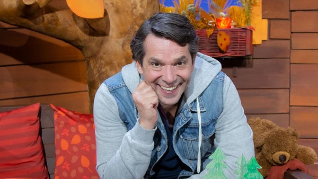 Vor Juri liegen ein Lebkuchen, Kiesel, gebastelte Bäume, ein Stock, ein Spielzuegauto und Brotreste.