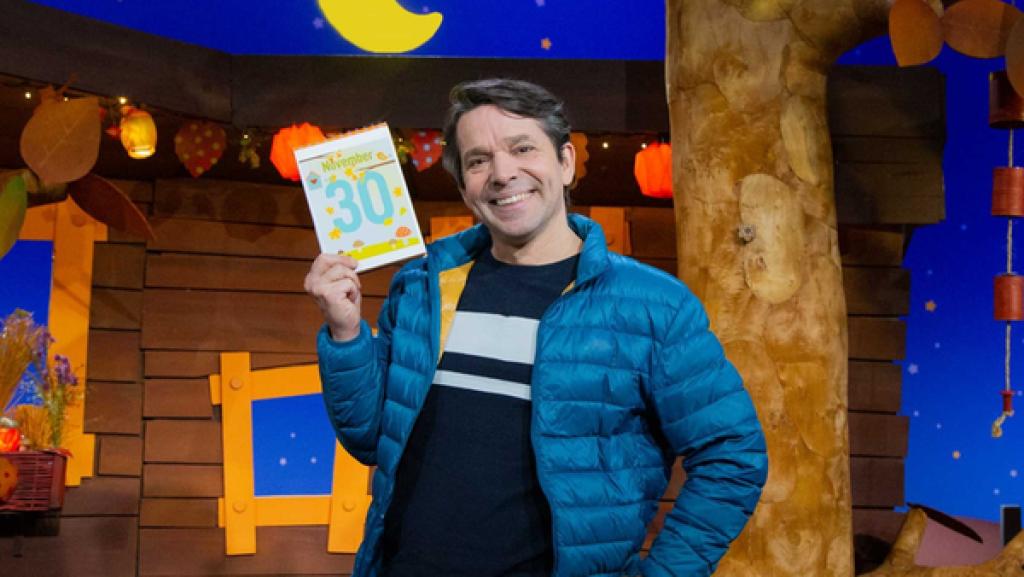 Juri hält einen Kalender in der Hand. Darauf ist das Kalenderblatt vom 30. November zu sehen.