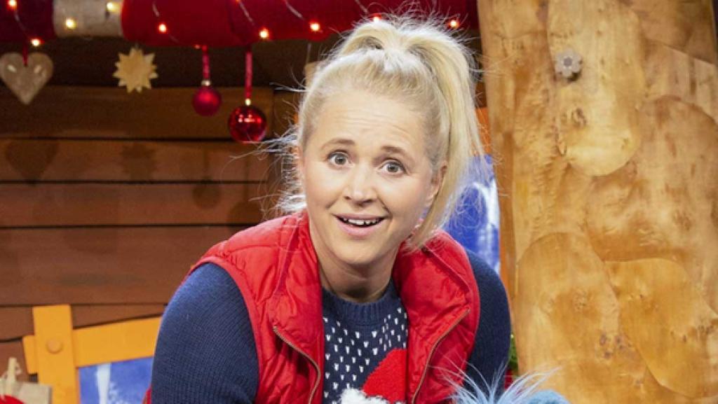 Singa hält ihre Stiefel hoch. Fidi sucht in den Stiefeln nach einer Überraschung vom Nikolaus.