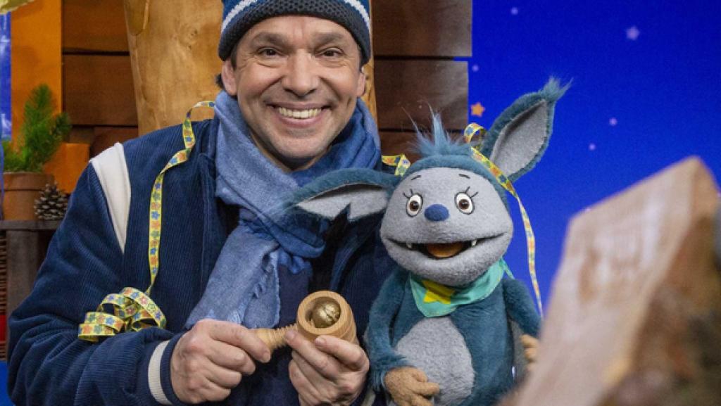 Juri und Fidi sitzen im Baumhaus. Juri hält einen Nussknacker mit einer goldenen Nuss in der Hand.