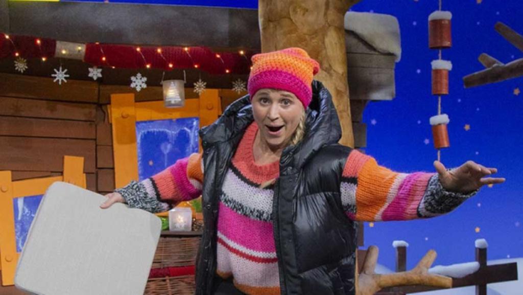 Singa balanciert auf einem Kissen. In der Hand hält sie ein zweites Kissen.