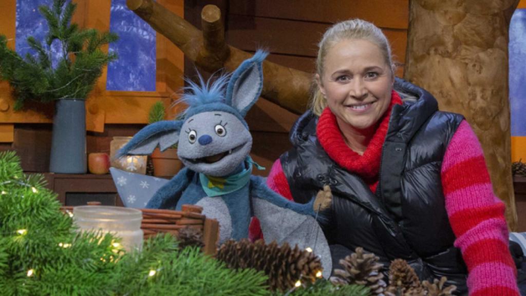 Singa und Fidi sitzen zusammen auf dem Sofa im Baumhaus.