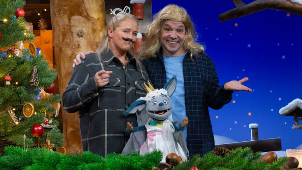 Fidi, Singa und Juri stehen im weihnachtlichen Baumhaus und tragen Kostüme.