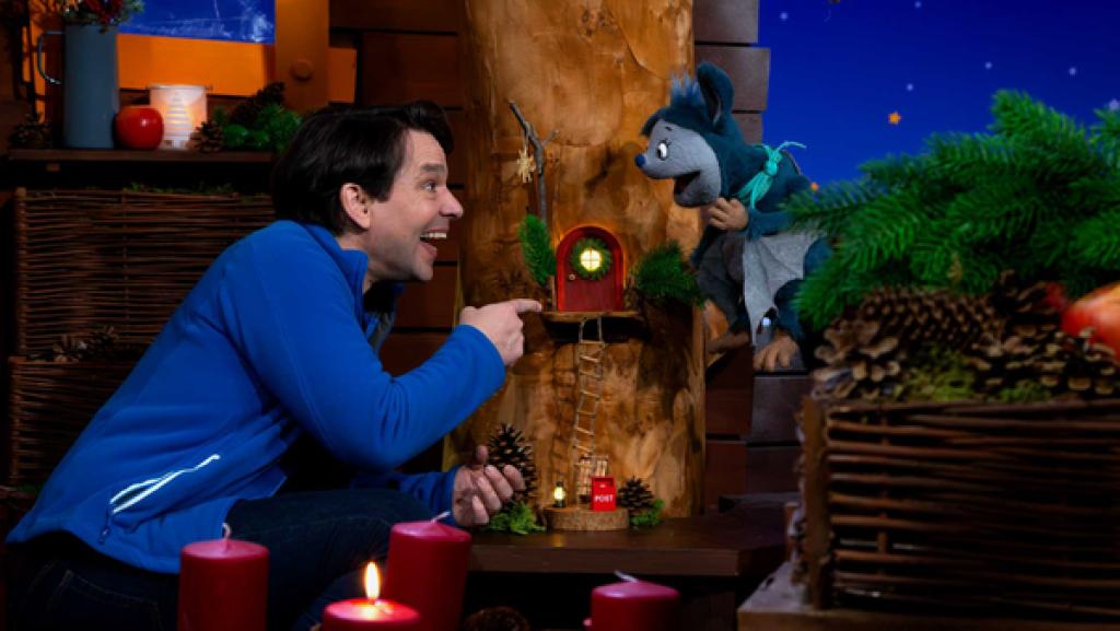 Juri und Fidi schauen sich erstaunt an. Juri zeigt auf eine kleine rote Tür zwischen ihnen.