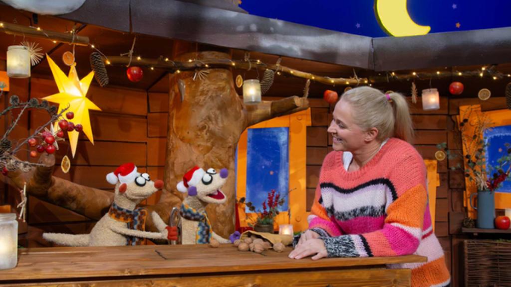 Singa ist bei den Erdmännchen Jan und Henry. Bei ihnen sind Walnüsse und ein Nussknacker.