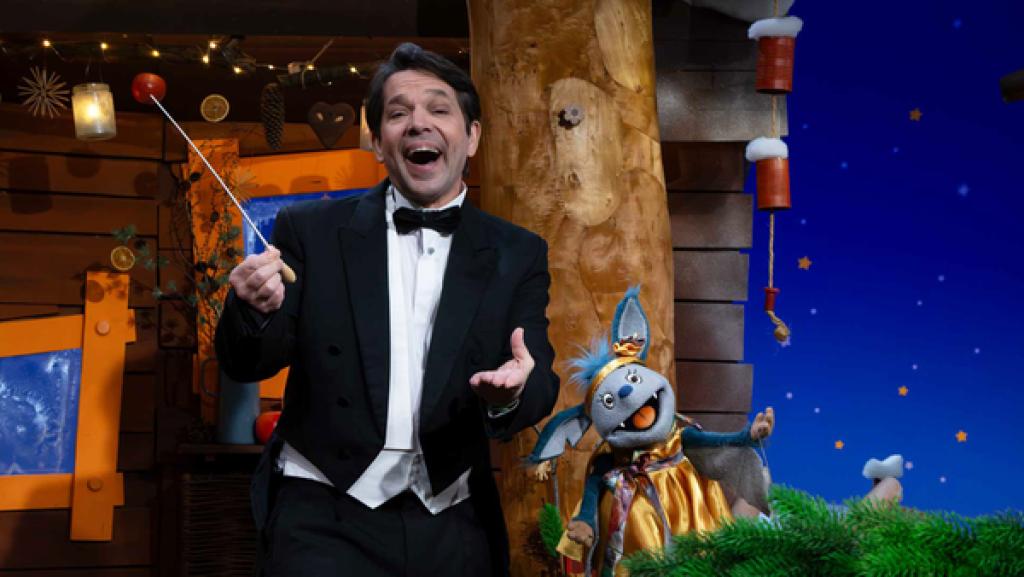 Juri und Fidi sind schick verkleidet. Juri hält einen Stab in der Hand.