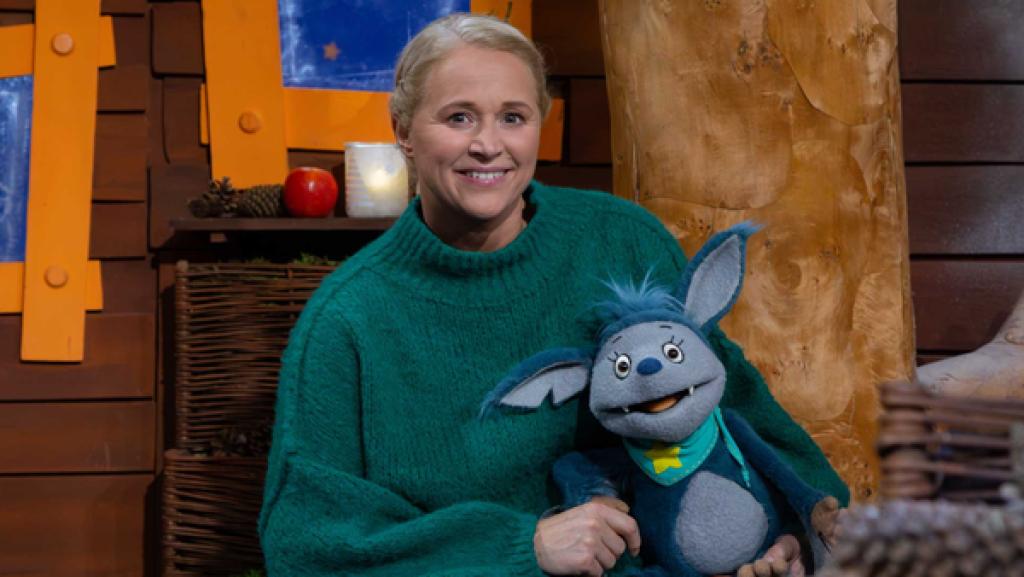 Fidi und Singa sitzen nebeneinander im Baumhaus.