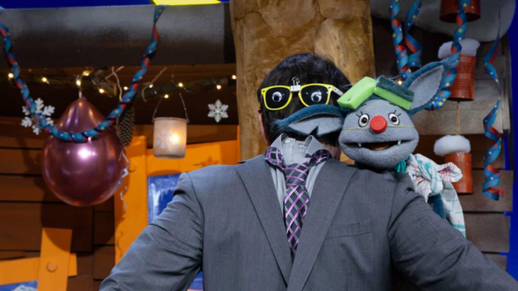 Fidi und Juri sind verkleidet. Juri steht falsch herum und Fidi schaut über seine Schulter.