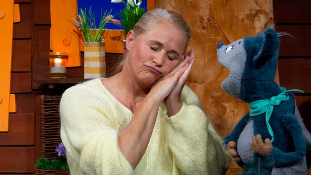 Fidi und Singa sitzen am Baum im Baumhaus. Singa stellt sich schlafend. Fidi schaut zu ihr.