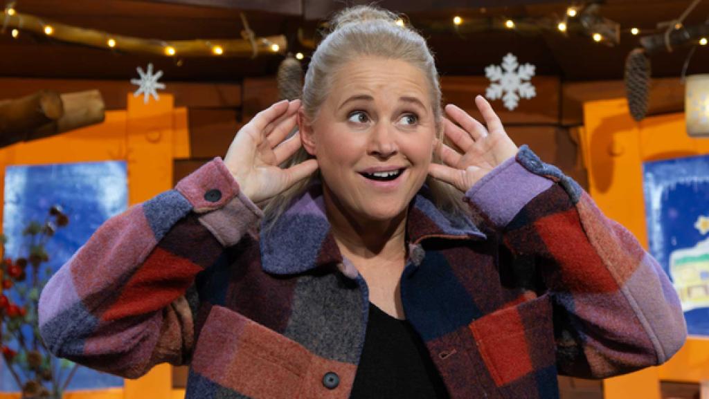 Singa hält ihre Hände an die Ohren, als würde sie einem Geräusch lauschen.