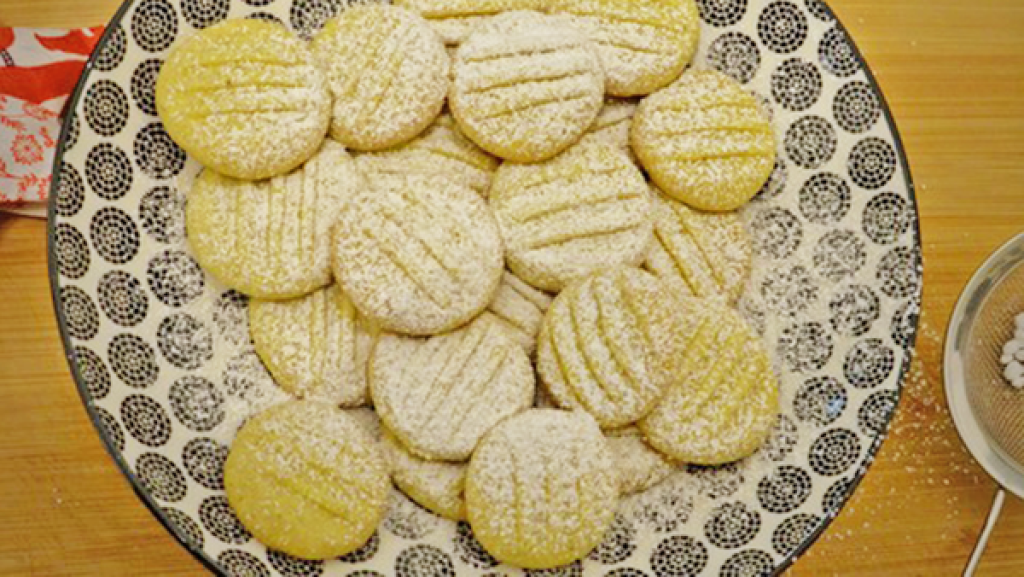 Puddingplätzchen | Rechte: KiKA/Tina Debertin Puddingplätzcehn mit Puderzucker bestäubt auf einem Teller.