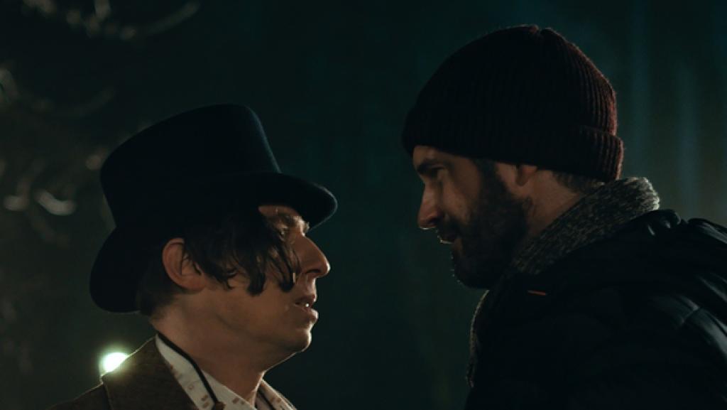 Rechte: KiKA/WunderWerk Sascha (Simon Böer) erkennt im Straßenmusiker (Milton Welsh) ein Weihnachtswesen.