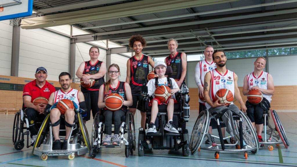 Gemeinsam Körbe werfen – Jana (16) stellt Carl Josef (16) und Leon (15) ihr Basketballteam vor.