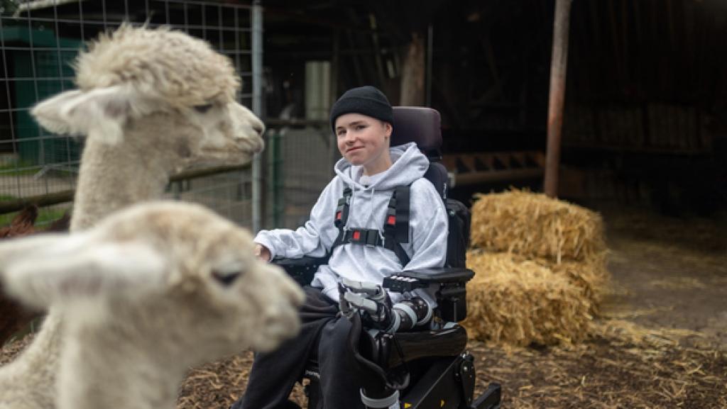 Zwei Mädchen, ein Hobby: Lina und Fabienne lieben Pferde. Wen wundert es da, dass die beiden leidenschaftliche Reiterinnen sind? Carl Josef möchte die beiden zusammenbringen und gemeinsam mit ihnen einen abwechslungsreichen Tag voller Überraschungen verbringen... -  Auch Moderator Carl Josef (16) gewinnt immer wieder neue Erkenntnisse bei seinen Drehs: zum Beispiel die Frisuren-Trends unter Alpakas.