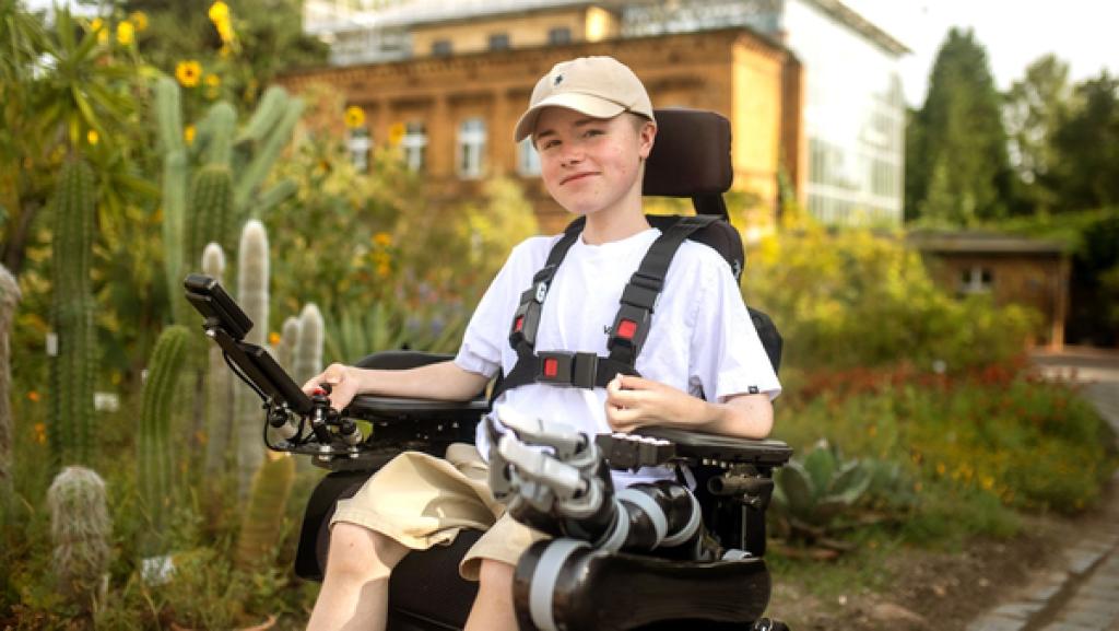Auf den Spuren von Händel trifft Carl Josef (16) seine Gäste Tim (15) und Sulamit (13) im Botanischen Garten in Halle.