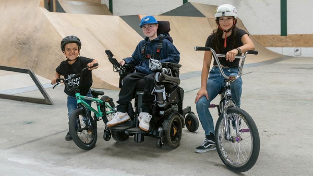 Elias (12) und Lara (14) wollen auf dem BMX-Bike hoch hinaus! Eine Gemeinsamkeit, die Host Carl Josef zum Anlass nimmt, um die beiden in Hannover zusammen zu bringen.