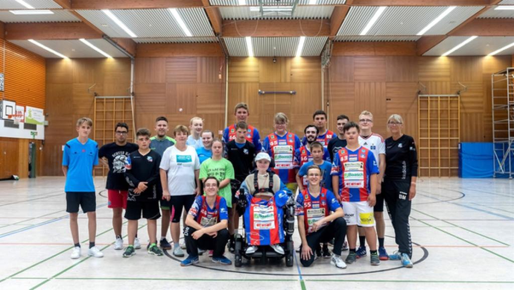 Mit seinem neuen Mannschaftstrikot ist Carl Josef (16) immer wieder gern beim Handball-Team von Lennart (18) gesehen!