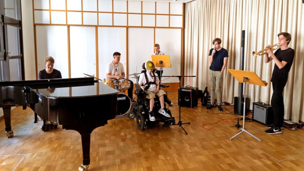 Die eigentlich vierköpfige Band von Leonard (16) hat für einen Tag zwei neue Bandmitglieder bekommen: Carl Josef (16) und Skye (16).