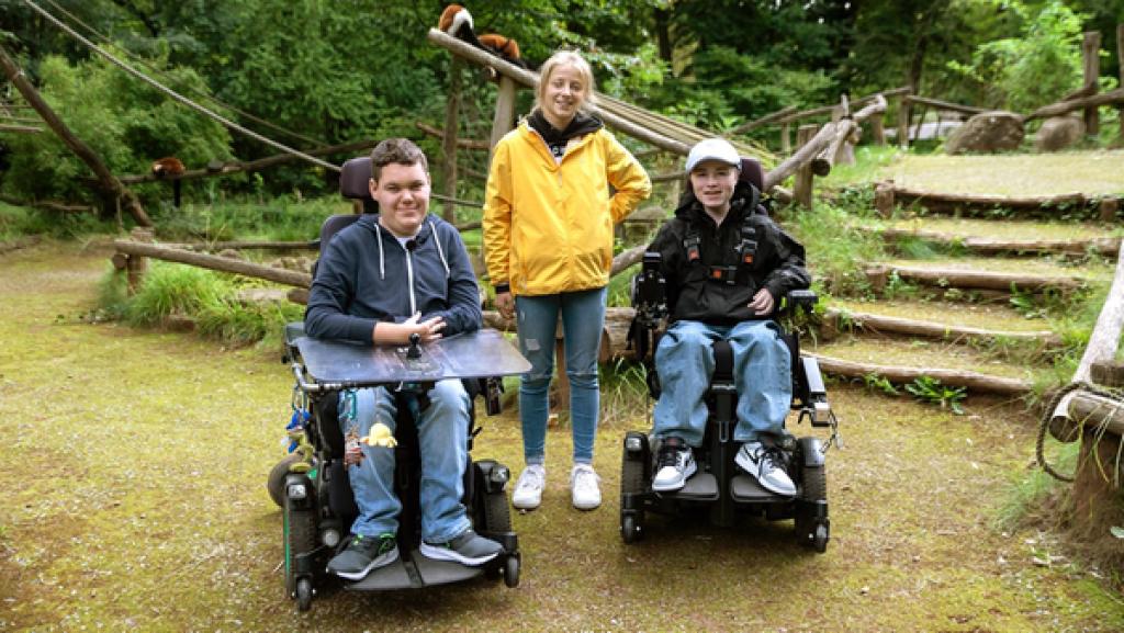 Mit einem Zoobesuch beschert Carl Josef (16) den beiden Tierfreunden Lenja (12) und Philip (17) die perfekte Überraschung.