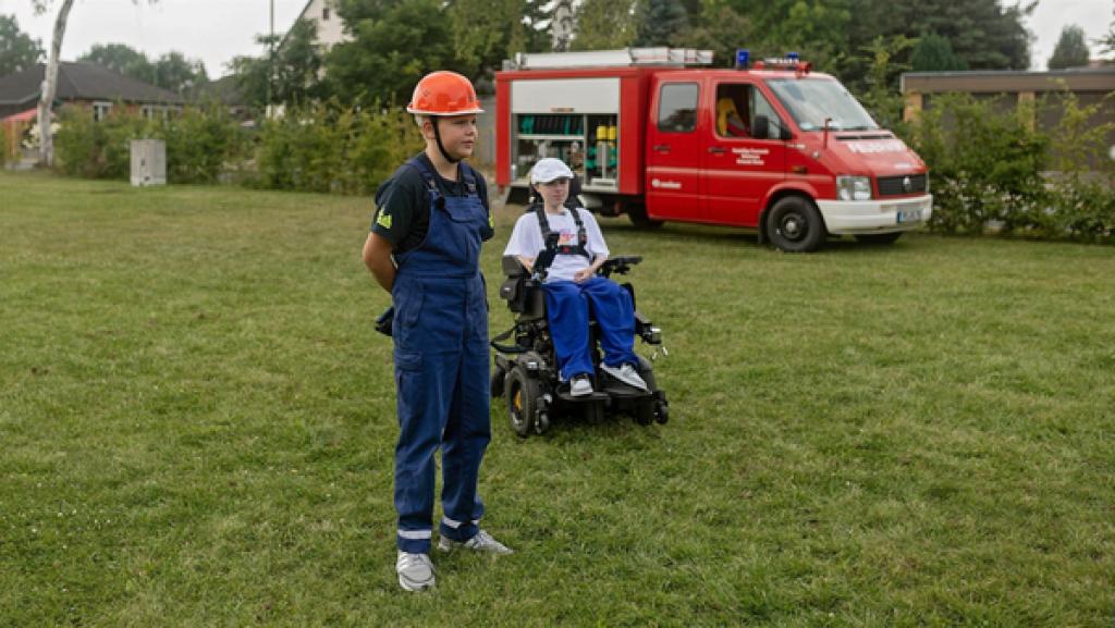 Carl Josef (16) und Jakob (13) bei den Wettkampfübungen der Jugendfeuerwehr.