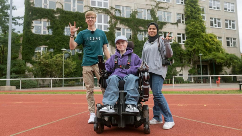 Host Carl Josef bringt zu ihrem Kennenlernen eine Sofortbildkamera mit, mit der die drei den Tag über Erinnerungen sammeln, die sie in Fotoalben festhalten.